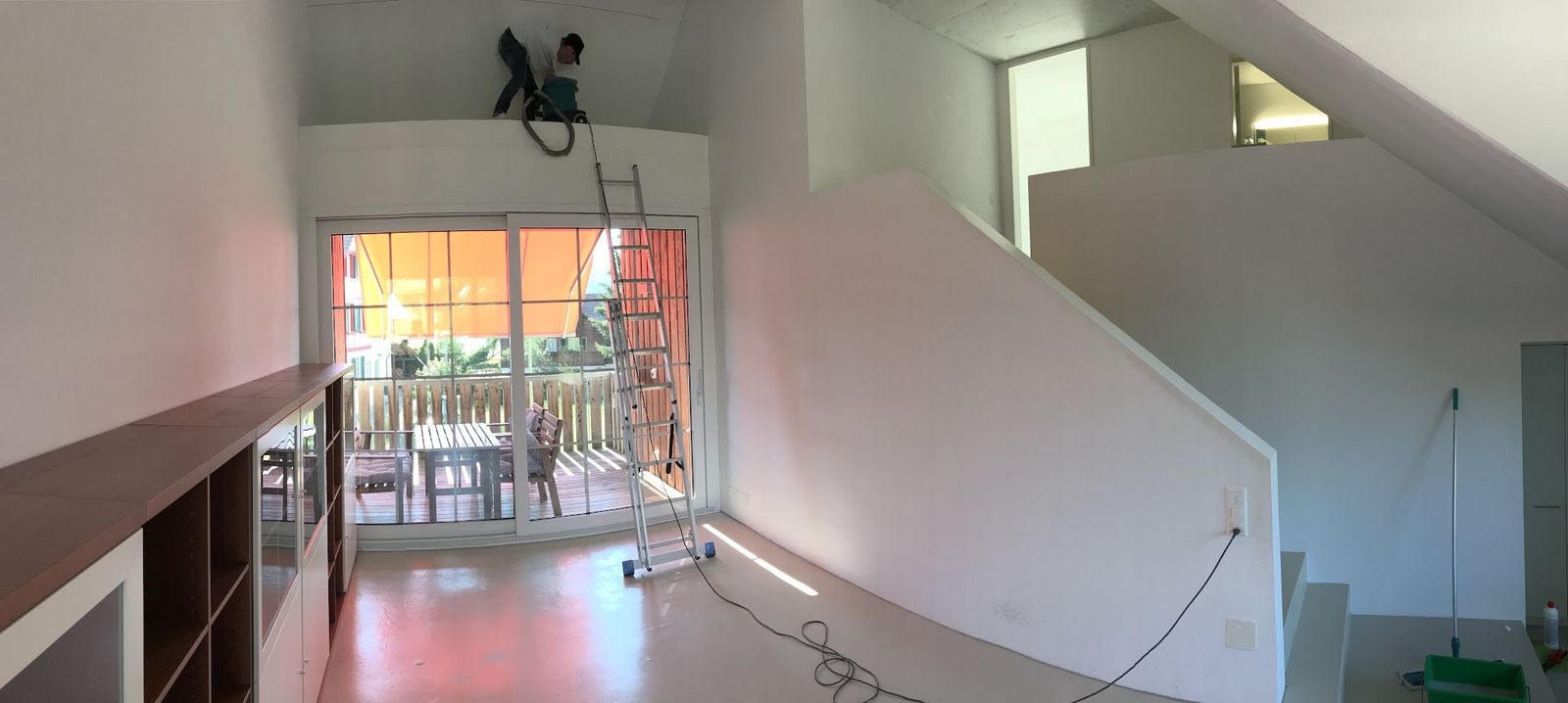 Gereinigter Wohnraum mit Fensterfront und Treppe